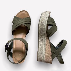 Wedge Platform Army Green Sandals Women’s size 9.5 never worn in great condition